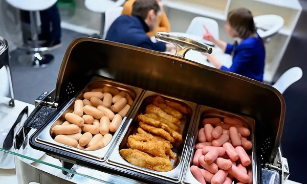 Пожилых предупредили об опасности сосисок